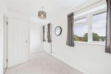 Fleet Road, Fleet, Hampshire, GU51 - Photo 2