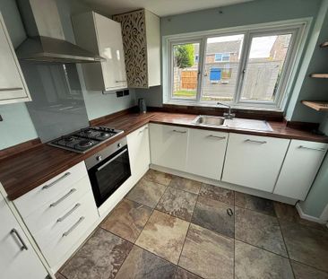 3 bedroom semi-detached house to rent - Photo 3