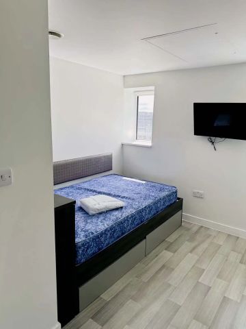 Silver 2-Bed Apartment - Photo 2