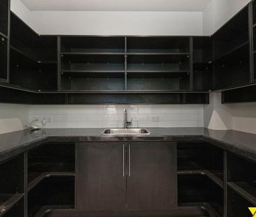 Spacious 4-Bedroom Family Home with Double Garage - Photo 4