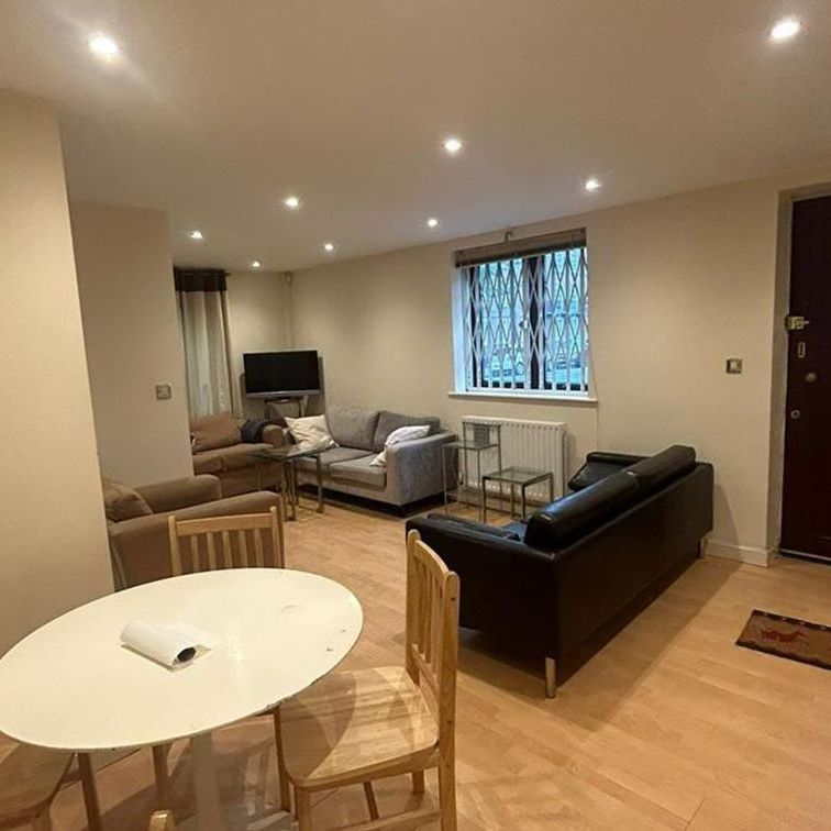 1 bedroom in a house share to rent - Photo 1
