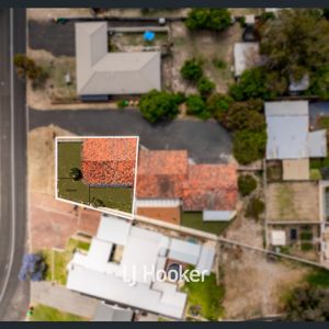 Newly Renovated! Front, Spacious Yard with Side Access! - Photo 2