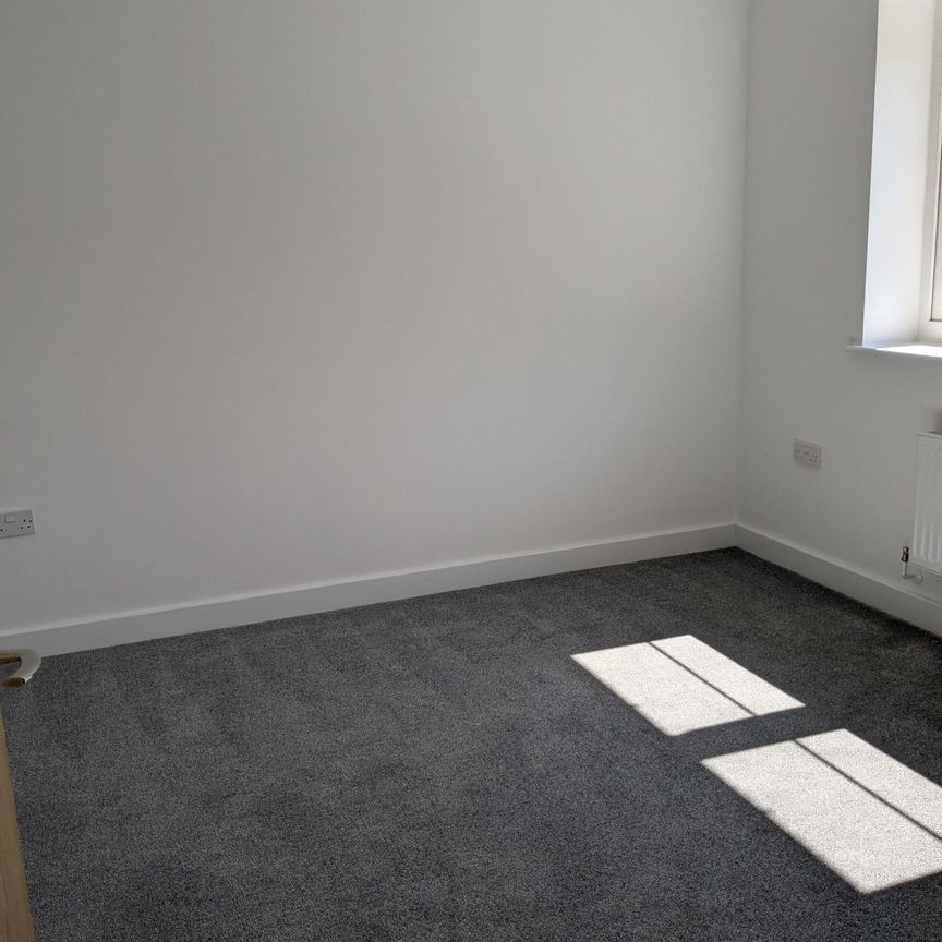 ***Apply Online Two Bed Bungalow with walk in shower -Glamorgan Green – Llandarcy, Neath - Photo 1