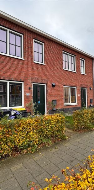 Leuk gelegen tussenwoning met 3 slaapkamers. - Foto 2