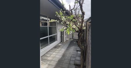 SINGLE STOREY 3 BEROOM FAMILY HOME & DOUBLE GARAGE & SOLAR PANEL SYSTEM & TWO LIVING AREAS & ALFRESCO - Photo 4