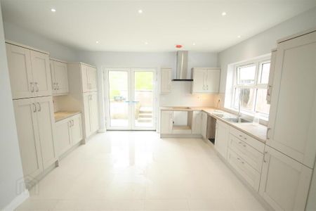 33 Lisburn Road, Ballynahinch, BT24 8TH - Photo 2