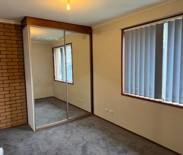 1 bedroom unit located in small complex - Photo 3