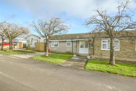 2 bedroom semi-detached bungalow to rent - Photo 4