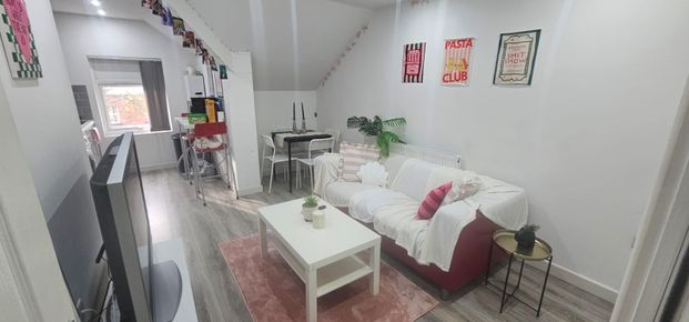 2 Bed - Flat 3, 24 Kensington Terrace, Hyde Park, Leeds - LS6 1BE - Student - Photo 1