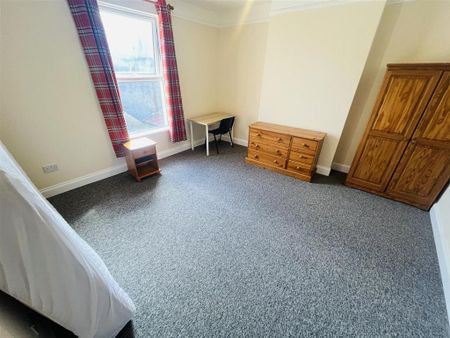 5 bedroom flat to rent - Photo 2