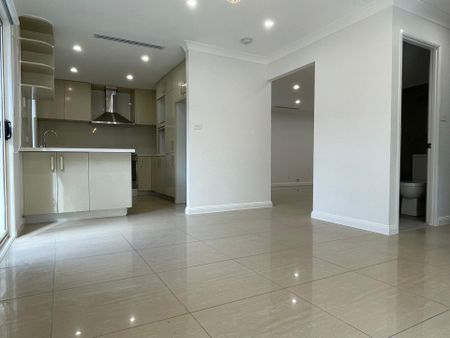 Freshly Painted 5 Bedroom Family Home&excl; - Photo 2