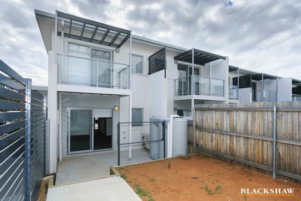 Spacious two storey townhouse, minutes to Gungahlin Town Centre - Photo 1