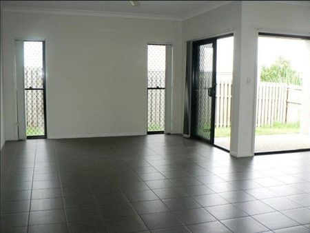 Large 4 Bedroom 2 Bathroom 3 Living areas in North Lakes - Photo 2