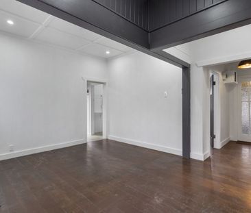 Charming 2-Bedroom Bungalow - Photo 2