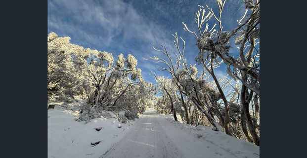 Designer 3-Bedroom Alpine Chalet – Fully Furnished, Oct–May - Photo 1