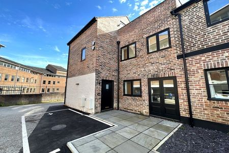 2 Tabley Mews, Altrincham - Photo 2