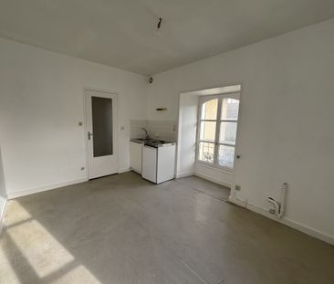 Location Appartement 2 pièces 64m² SABLE SUR SARTHE 72300 - Photo 2