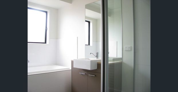 Family home, conveniently located close to parks, schools, shopping centres, - Photo 1