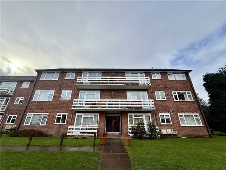 St. Andrew's Square, Surbiton, KT6 ground floor flat to rent - Photo 5