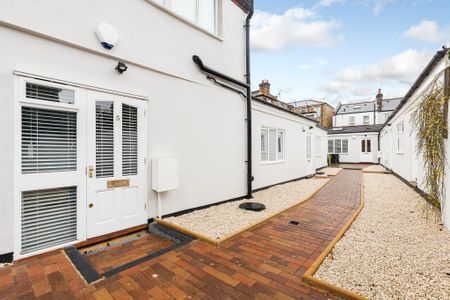 Stunning High Spec One Bedroom Conversion to Let in a Secluded Mews in Twickenham. No parking. - Photo 3