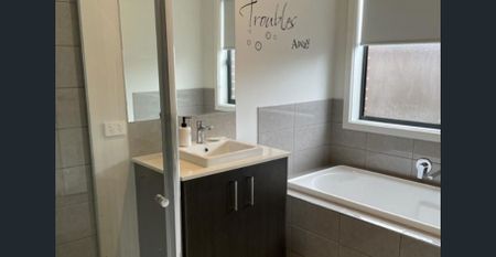 Stunning Family Home with Modern Features & Spacious Layout! - Photo 2