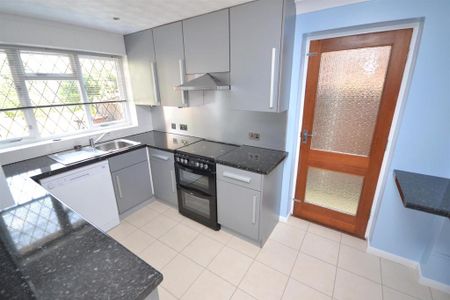 4 bedroom detached house to rent - Photo 4