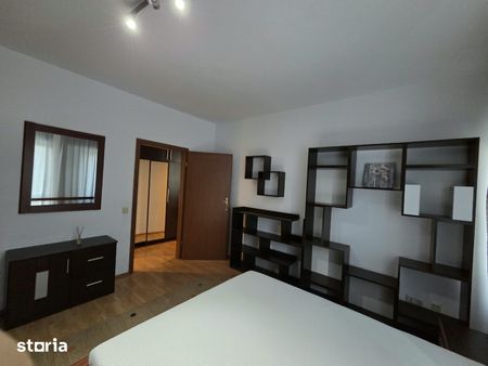 De inchiriat apartamen cu 3 camera in zona centrala, cu parcare - Photo 3