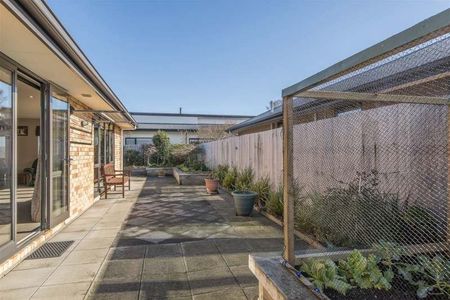 Easy care three bedrooms modern house - Photo 5