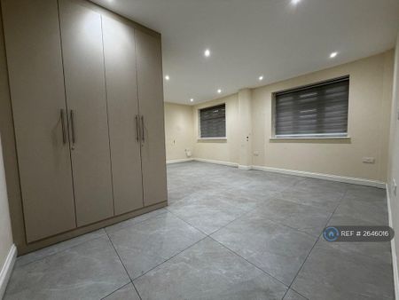 5 bedroom detached house to rent - Photo 2