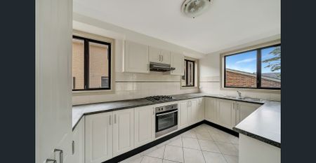 Stylishly refreshed townhouse in a highly convenient setting - Photo 3