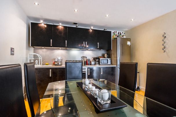 ALTOLUSSO CARDIFF CITY CENTRE FULLY FURNISHED TWO BEDROOM APARTMENT WITH PARKING - Photo 1