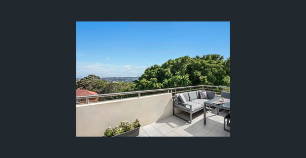 SPACIOUS DUAL-LEVEL RESIDENCE WITH PANORAMIC OUTLOOK - Photo 1