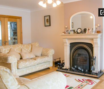 Spacious room in 5-bedroom apartment in Donabate, Dublin - Photo 5