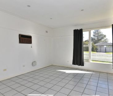 Handy but quiet location - Photo 3