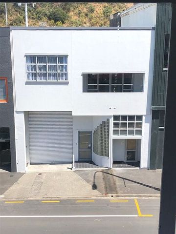 Large 4 Bedroom Apartment - Photo 3