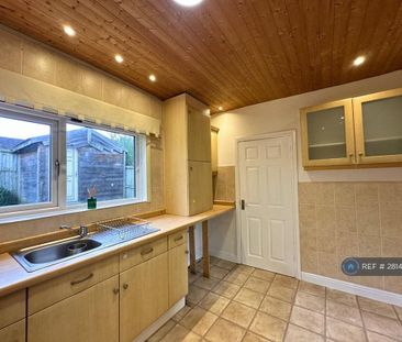 2 bedroom semi-detached house to rent - Photo 5