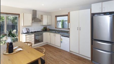 3BR Home w/ Hot Tub, Garden and double garage. - Photo 3