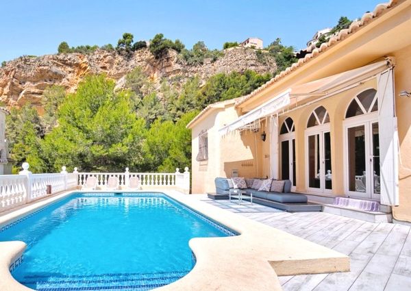 Villa for rent in Cumbre del Sol with 5 bedrooms