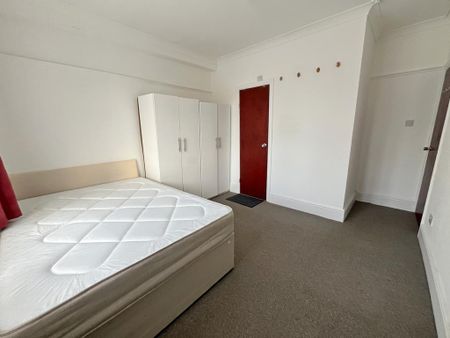 1 bedroom in a flat share to rent - Photo 3
