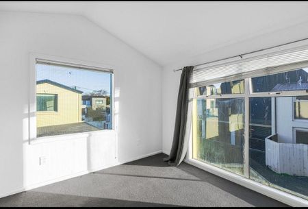 Charming 2BR Townhouse with Single garage - Photo 5