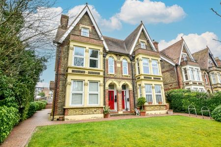 London Road, High Wycombe, Buckinghamshire,HP11 - Photo 2