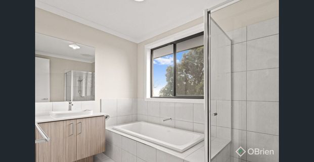 Modern Family Townhouse in Frankston High Zone - Photo 1