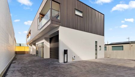 Huge garage/workshop and beautiful home!! - Photo 4