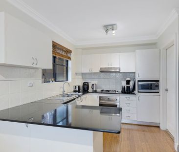 Oversized apartment with sweeping water views - Photo 5