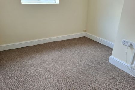 High Street - Photo 2