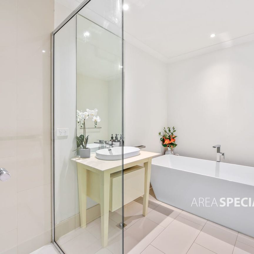 Modern & Spacious Townhouse in the Heart of Springvale - Photo 1