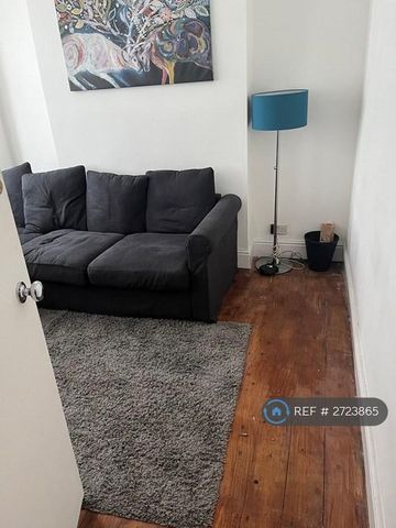 4 bedroom terraced house to rent - Photo 2