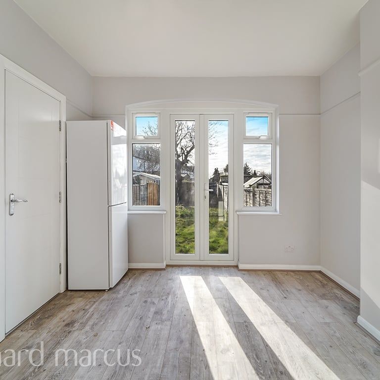 Beecholme Avenue, MITCHAM - Photo 1