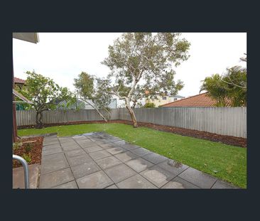NEATLY PRESENTED GROUND FLOOR UNIT - Photo 5
