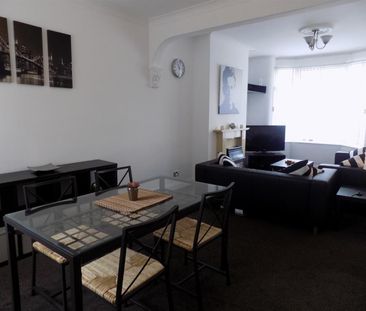 2 bedroom Flat To Let - Photo 2